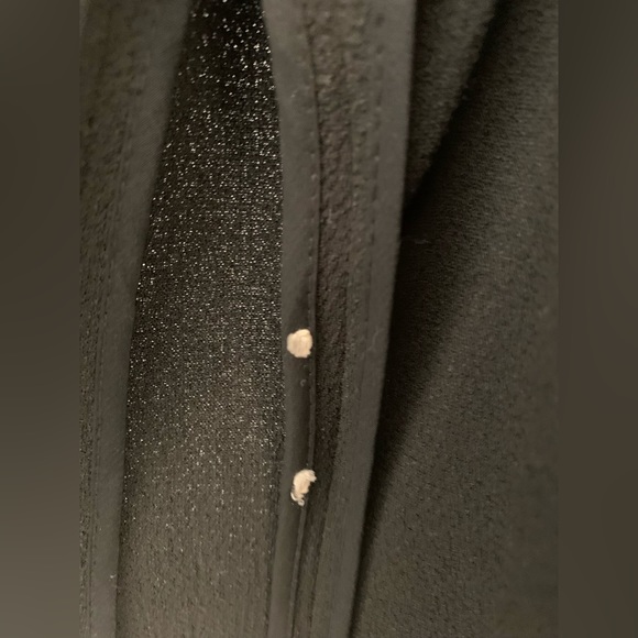 ARITZIA Wilfred Blazer in Black with minor wear & tear. Size 0 - Picture 4 of 5